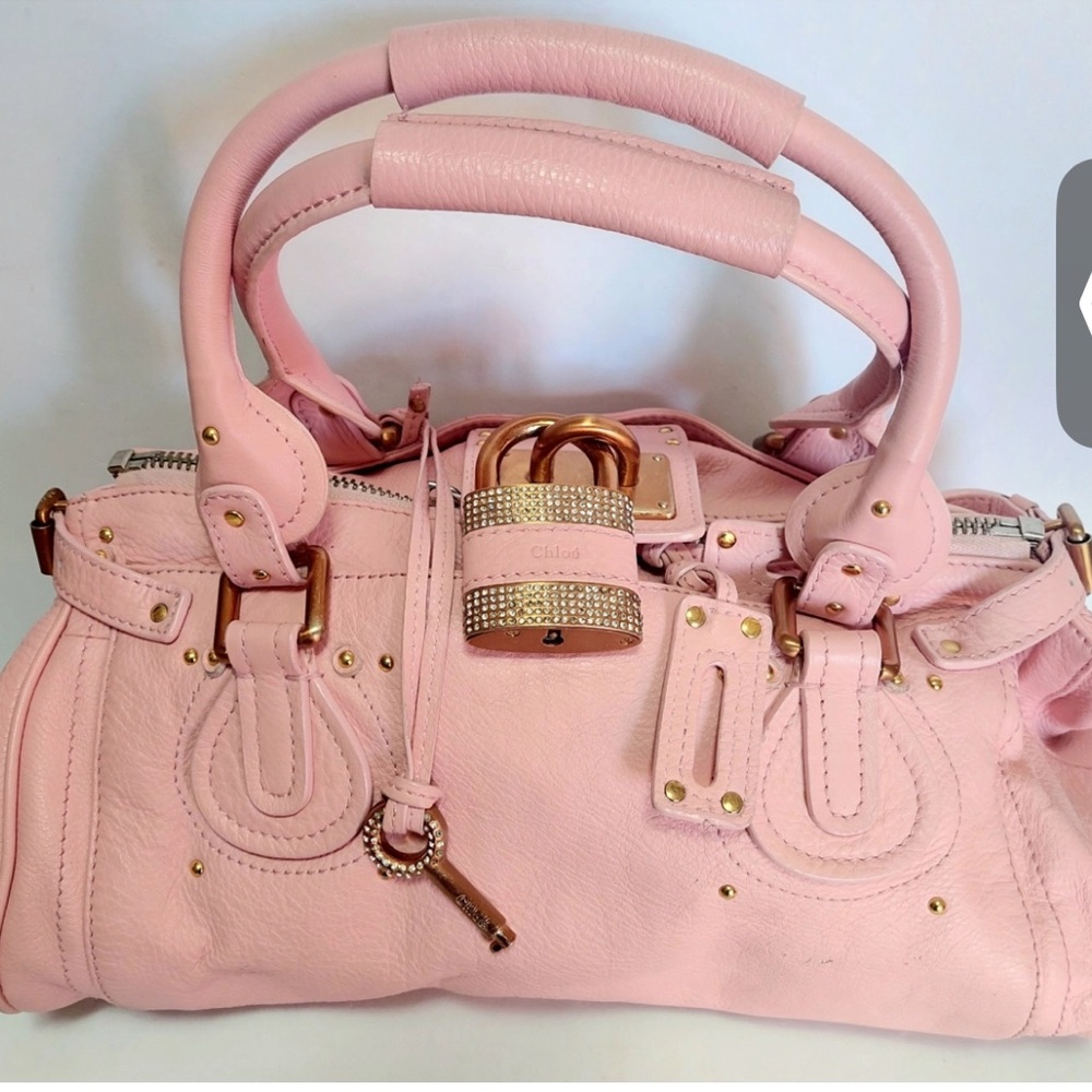 IOS I NEED THIS PINK SWAROVSKI LOCK CHLOE PADDINGTON :)